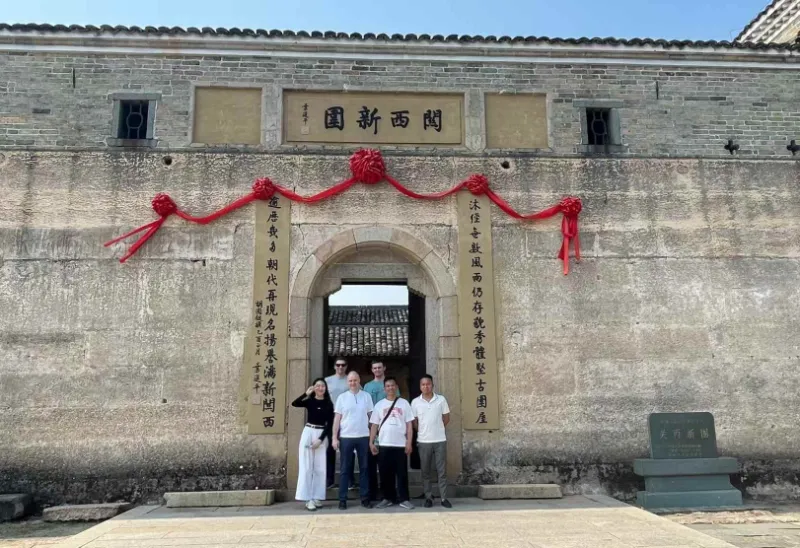 Smidesaffärer, smider vänskap: Yanming Metal Etching Factory fördjupar samarbetet med utländska kunder